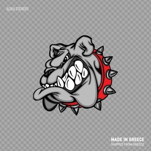 Op de afbeelding: Een grijze bulldog-cartoon met een rode, puntige halsband. De bulldog heeft een woeste uitdrukking met zijn bek open en tanden zichtbaar.