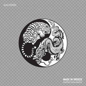 Può includere: Simbolo yin yang in bianco e nero con una tigre e un drago in un design circolare. La tigre è sul lato sinistro del simbolo e il drago sul lato destro.