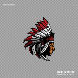 Può includere: Un copricapo nativo americano rosso, bianco e nero con un profilo di un viso maschile. Il copricapo ha piume e perline.  "MADE IN GREECE" e "SHIPPED FROM GREECE" sono stampati sotto l'immagine.