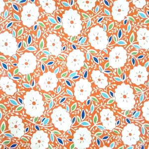 Könnte beinhalten: Ein weißes Blumenmuster auf orangefarbenem Hintergrund. Die Blumen sind stilisiert und haben ein einfaches Design. Der Hintergrund ist einfarbig orange.
