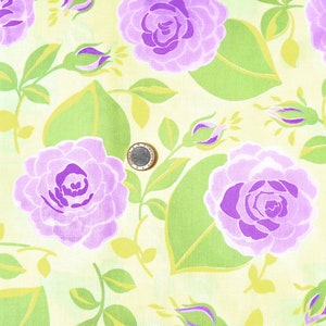 Peut inclure: Un tissu jaune avec un motif répété de roses violettes et blanches avec des feuilles vertes. Le tissu a une sensation légère et aérée.