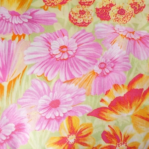 Vintage Flower Power bloemenstof FLOWER MEADOW madeliefjes lantana katoenen stof roze geel oranje madeliefjes weide romantisch