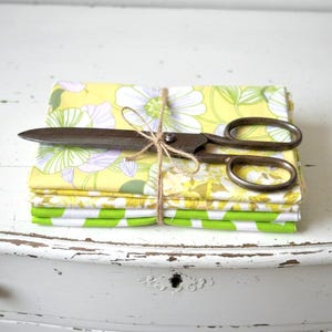 Tessuto vintage Boho Cottage, tessuto di cotone per trapunte, anice verde, giallo, lavanda, bianco, fiori hippie anni '60 e '70, margherite, peonie, verde maggio