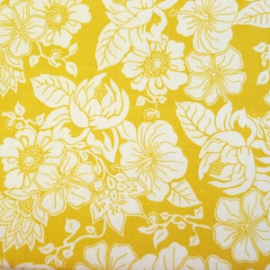 Könnte beinhalten: Nahaufnahme eines Stoffes mit einem sich wiederholenden Blumenmuster. Das Design zeigt weiße Blumen und Blätter auf gelbem Hintergrund. Die Blumen sind detailliert mit verschiedenen Formen und Größen, was einen lebendigen und strukturierten Look erzeugt.