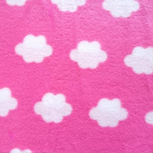 Peut inclure: Tissu rose avec un motif de nuages blancs.