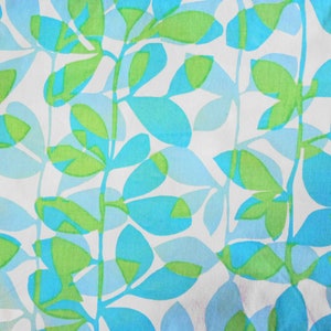 Tessuto vintage con foglie, foresta, piante, rami, fiori, azzurro, turchese, verde e bianco, materiale per trapunta fai da te di metà secolo, scampolo di tessuto floreale