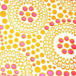 Tessuto vintage anni '70 con mandala flower power, motivo a pois boho astratto, cerchi bianchi rosa arancioni, materiale per confezione di charm per trapunte fai da te di metà secolo