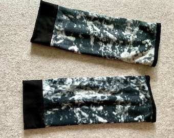 Reversible wrist warmers, arm warmers, wrist warmers, reversible wrist warmers, black and grey patterned