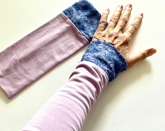 Lace-trimmed arm warmers/hand warmers, reversible, lilac and purple with ruffle