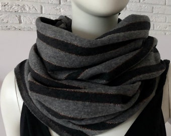 Loop, loopschal aus Wolle, gestreift in grau schwarz mit zartem Kupfer Lurex Streifen, Winterschlal aus Wolle