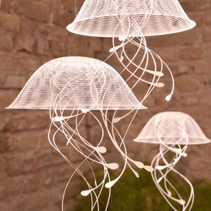 JELLINDAS, Quallen Skulpturen einzeln oder als 3er Set zum Aufhängen, moderne kinetische Wohndeko, maritime Kunst, 3D Wanddeko