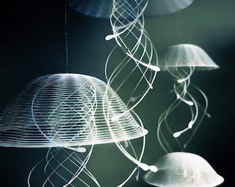 JELLINDIS, Mobile con 4 delicate sculture di meduse, moderno elemento d'arredo cinetico, arte marittima 3D.