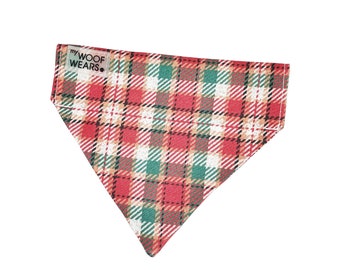 Może przedstawiać: Czerwono-zielono-biała bandana w kratę dla psa z napisem "my WOOF WEARS" na metce.