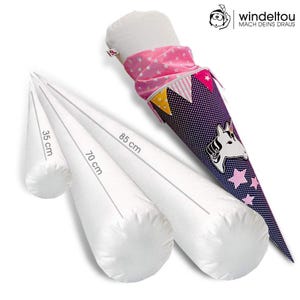Könnte beinhalten: Drei weiße, kegelförmige Schulsachen, die 35, 70 und 85 cm messen. Gezeigt wird auch eine lila-rosa Schultüte mit einem Einhorn-Design und Sternakzenten. Die Schultüte hat einen weißen Deckel und eine rosa Sternmuster-Verzierung.