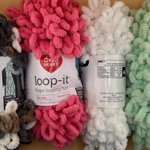 1 madeja de hilo Loop-it, principalmente Red Heart, 4 colores disponibles, bucles Big Twist Loopity Boucle
