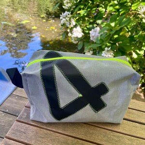 wasserdichte Kulturtasche aus grauen Airtexstoff mit schwarzer 4 und Innentaschen