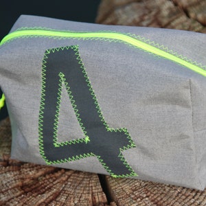 kleine Kosmetiktasche ist aus wasserdichten Persenningstoff  mit grauer 4