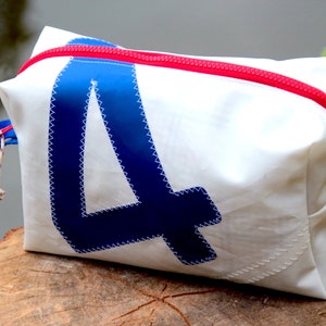 große Kulturtasche ist aus upcycling Segeltuch mit blauer 4