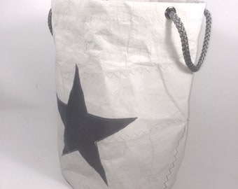 Wäschekorb aus Segeltuch mit einem grauen Stern