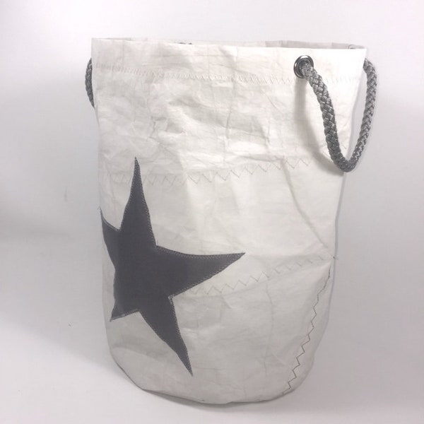 Wäschekorb aus Segeltuch mit einem grauen Stern