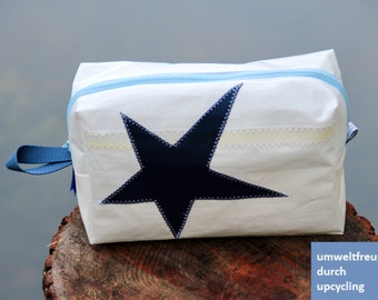 große Kulturtasche ist aus upcycling Segeltuch mit dunkelblauen Stern