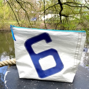 Bolsa de cosméticos de lona con 6 compartimentos en color azul.
