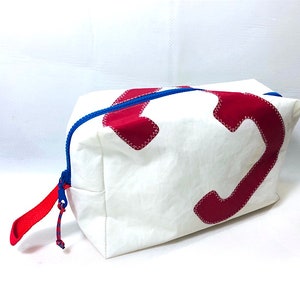 große Kulturtasche ist aus upcycling Segeltuch mit roter 3