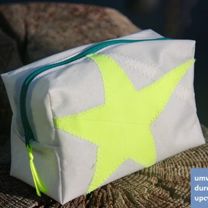 kleine Kosmetiktasche ist aus upcycling Segeltuch mit neon gelben Stern