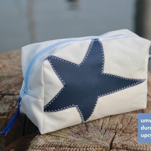 kleine Kosmetiktasche ist aus upcycling Segeltuch mit dunkelblauen Stern
