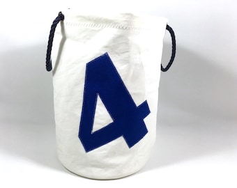 Wäschekorb aus Segeltuch mit einer blauen 4