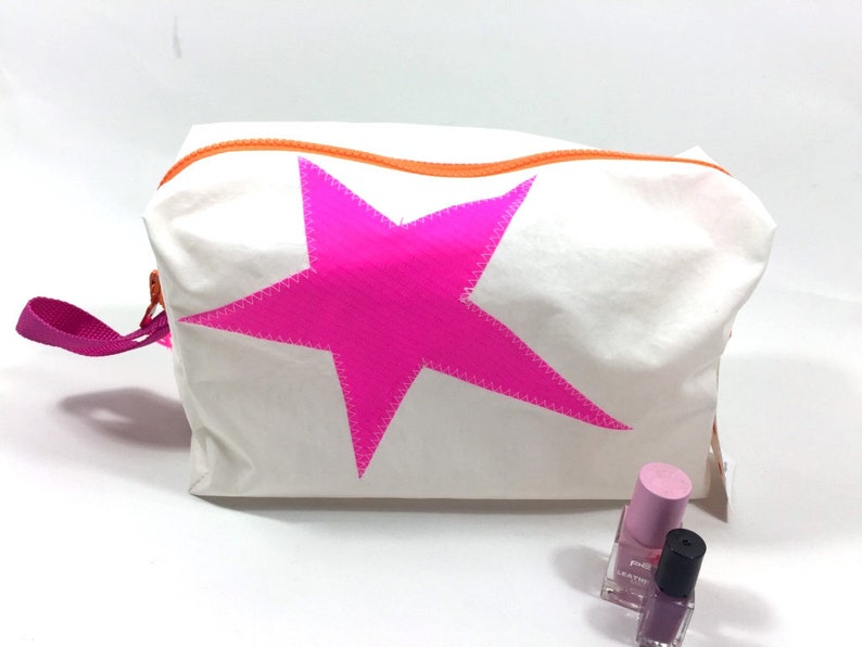 große Kulturtasche ist aus upcycling Segeltuch mit pinken Stern Bild 1