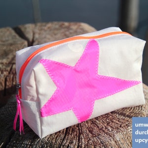 kleine Kosmetiktasche ist aus upcycling Segeltuch mit pinken Stern Bild 1