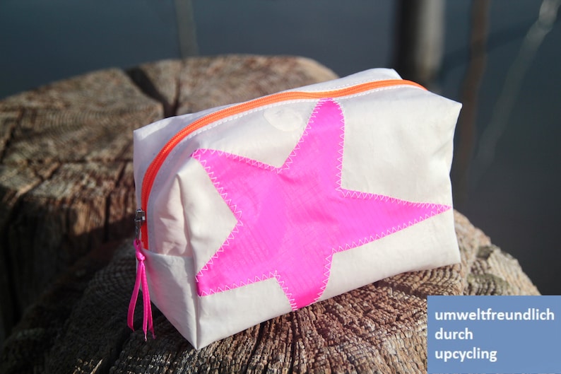 kleine Kosmetiktasche ist aus upcycling Segeltuch mit pinken Stern Bild 1