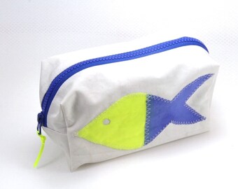 kleine Kosmetiktasche ist aus upcycling Segeltuch mit einem gelb/blauen Fisch