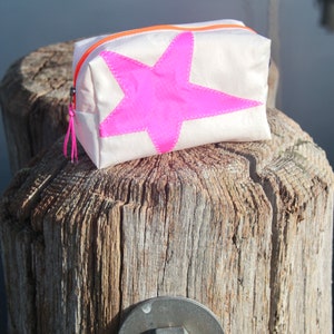 kleine Kosmetiktasche ist aus upcycling Segeltuch mit pinken Stern Bild 2