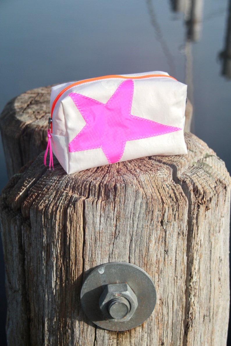 kleine Kosmetiktasche ist aus upcycling Segeltuch mit pinken Stern Bild 2