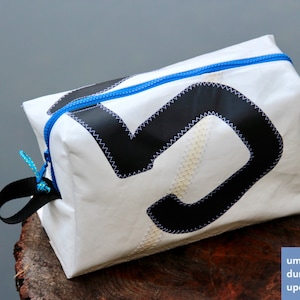 große Kulturtasche ist aus upcycling Segeltuch