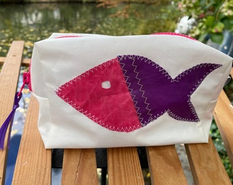 kleine Kosmetiktasche ist aus upcycling Segeltuch mit einem pink/lila Fisch