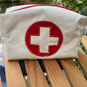petite trousse à maquillage en toile recyclée avec une croix