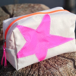 kleine Kosmetiktasche ist aus upcycling Segeltuch mit pinken Stern Bild 4