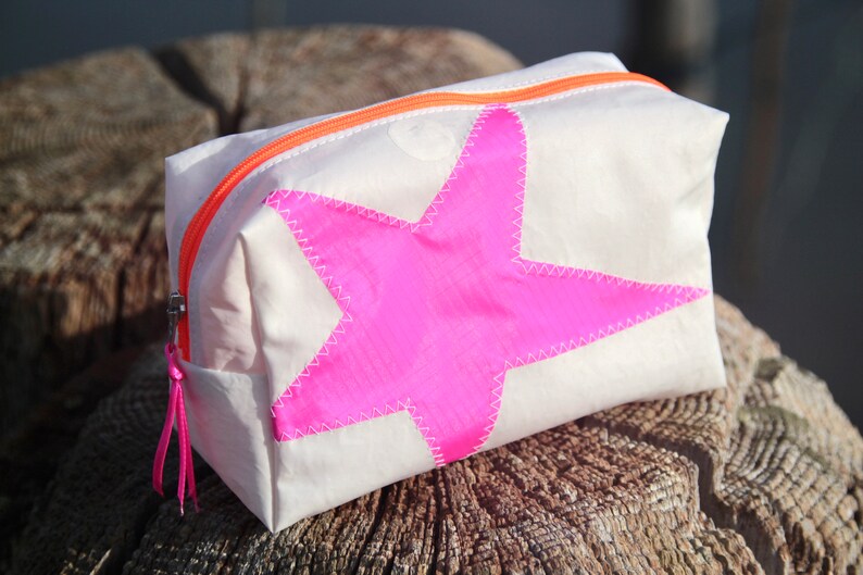 kleine Kosmetiktasche ist aus upcycling Segeltuch mit pinken Stern Bild 4