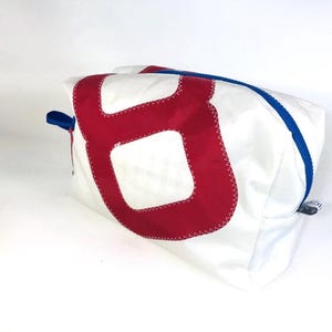 große Kulturtasche ist aus upcycling Segeltuch mit roter 8