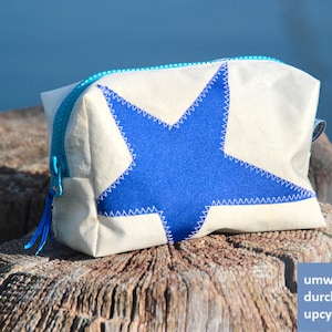 kleine Kosmetiktasche ist aus upcycling Segeltuch mit blauen Stern