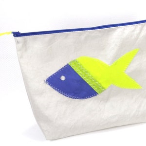 Segeltuchkosmetiktasche mit gelb/blauen Fisch