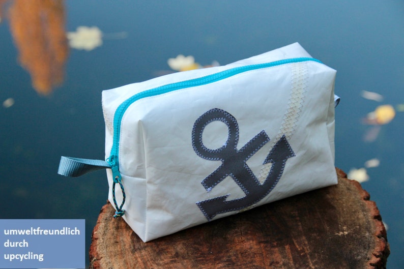 große Kulturtasche ist aus upcycling Segeltuch mit grauen Anker Bild 1