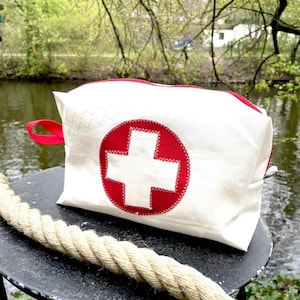 große Kulturtasche ist aus upcycling Segeltuch mit Kreuz