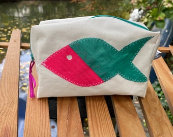 kleine Kosmetiktasche ist aus upcycling Segeltuch mit einem pink/grüntürkis Fisch