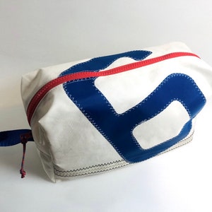 große Kulturtasche ist aus upcycling Segeltuch