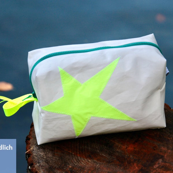 Grande trousse de toilette en toile upcyclée avec une étoile jaune fluo