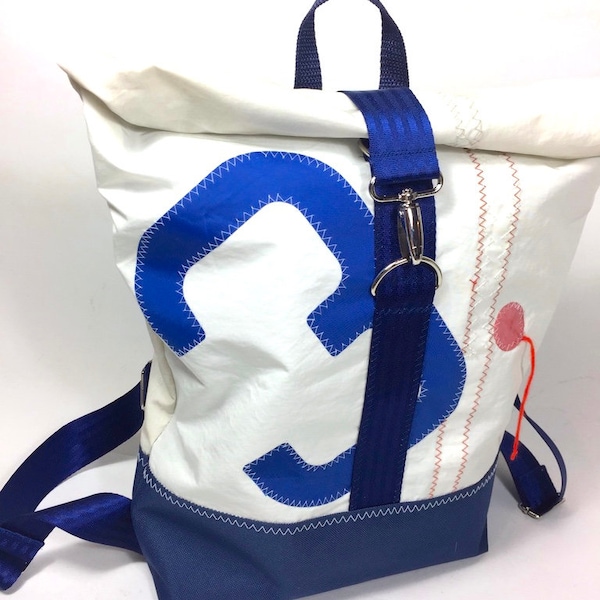Roll on Top Segelrucksack mit einer blauen Zahl